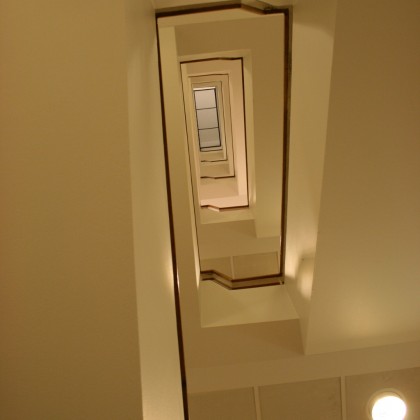 Toimistoporras kuvattuna alhaalta ylöspäin.
Copyright Terho Kylli / Juhola Oy