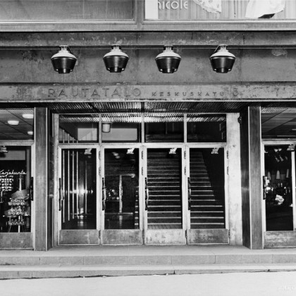 Rautatalon pääsisäänkäynti vuonna 1955. Fred Runeberg, Helsingin kaupunginmuseo