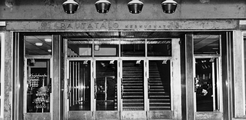 Rautatalon pääsisäänkäynti vuonna 1955. Fred Runeberg, Helsingin kaupunginmuseo