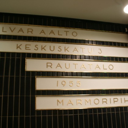 Sisäänkäynnissä tietoja rakennuksesta.
Copyright Terho Kylli / Juhola Oy