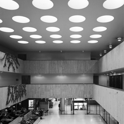Rautatalon ”Marmoripiha” v. 1978. Huom! kaiteissa pienikokoisia traventiini-levyjä muistuttamassa myrskyisestä laivamatkasta Italiasta Helsinkiin.
Copyright Martti Kapanen / Alvar Aalto museo.